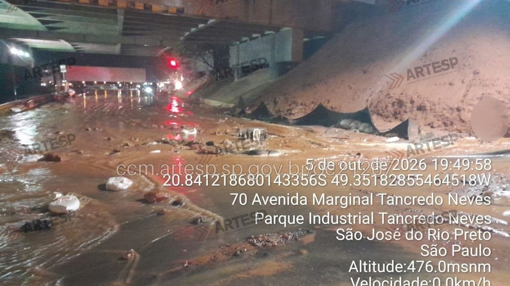 Chuvas fortes causam deslizamento de terra de barranco e lama 'invade' rodovia no interior de SP