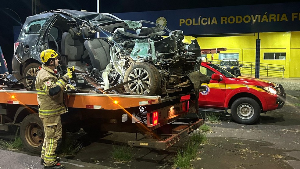 Carro das vítimas ficou completamente destruído no impacto — Foto: Corpo de Bombeiros/Divulgação