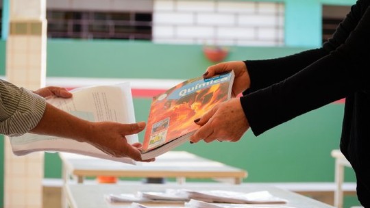 Sem verba, MEC adota 'compra escalonada' de livros e foca em português e matemática para 2026 - Decisão deve afetar principalmente alunos do 1º ao 3º ano do ensino fundamental. Demais alunos da educação básica também devem ser afetados com falta de livros ou atrasos.