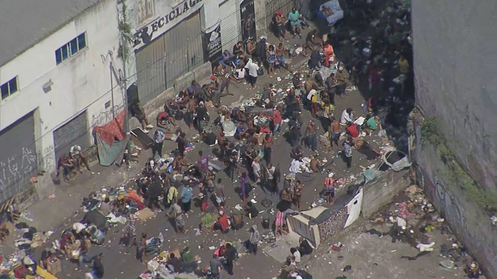 Fluxo' da Cracolândia migra para rua próxima à estação da Luz, no Centro de  SP, após confronto com policiais, São Paulo