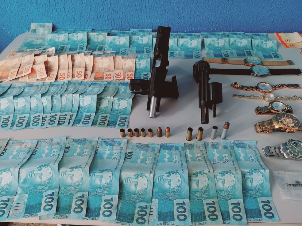 Dinheiro e armamento foram apreendidos pela polícia após o sequestro do gerente de banco — Foto: Divulgação / PMAM