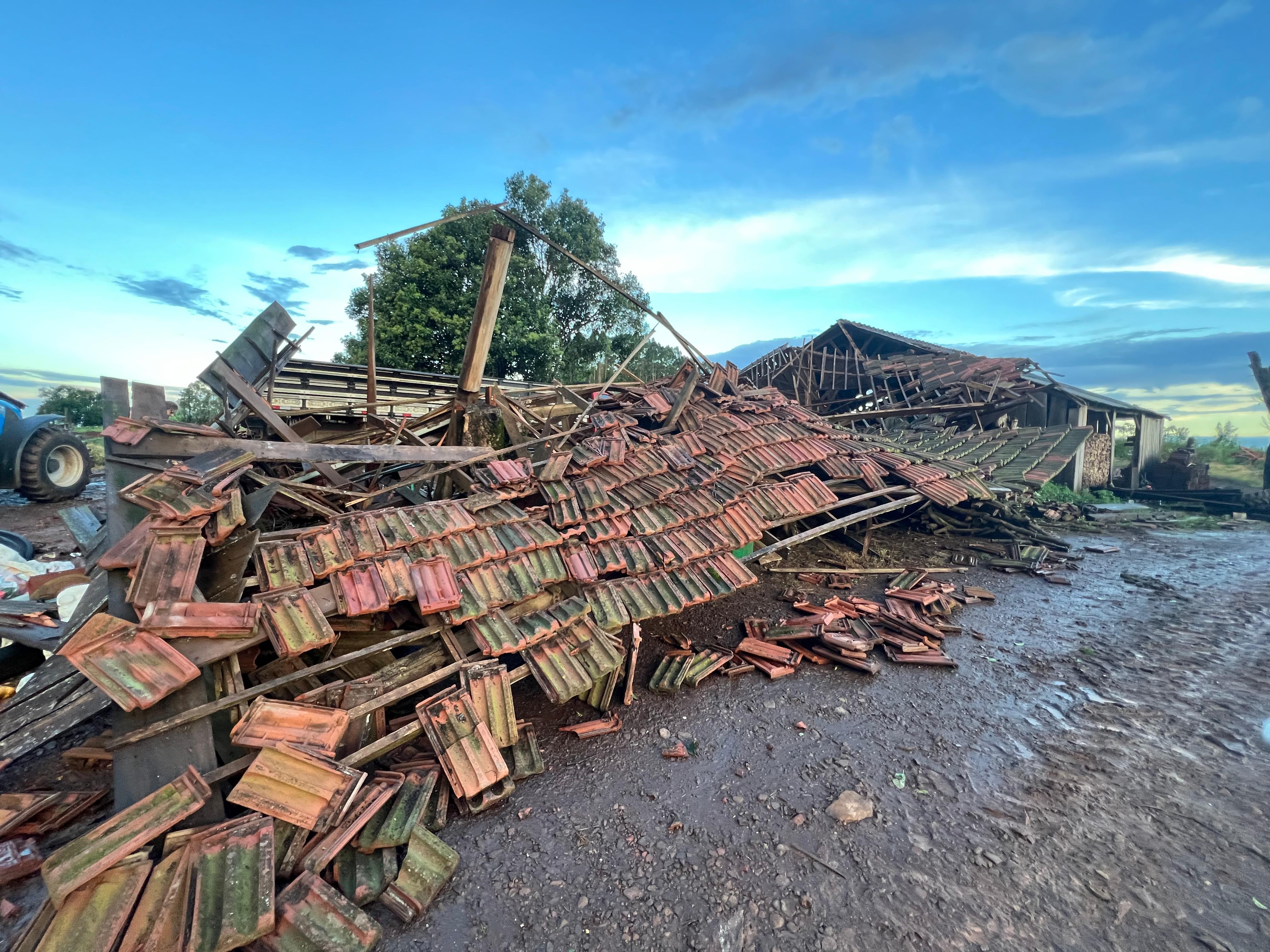 Temporal derruba galpão no interior de Santa Clara do Sul e provoca estragos no Vale do Taquari