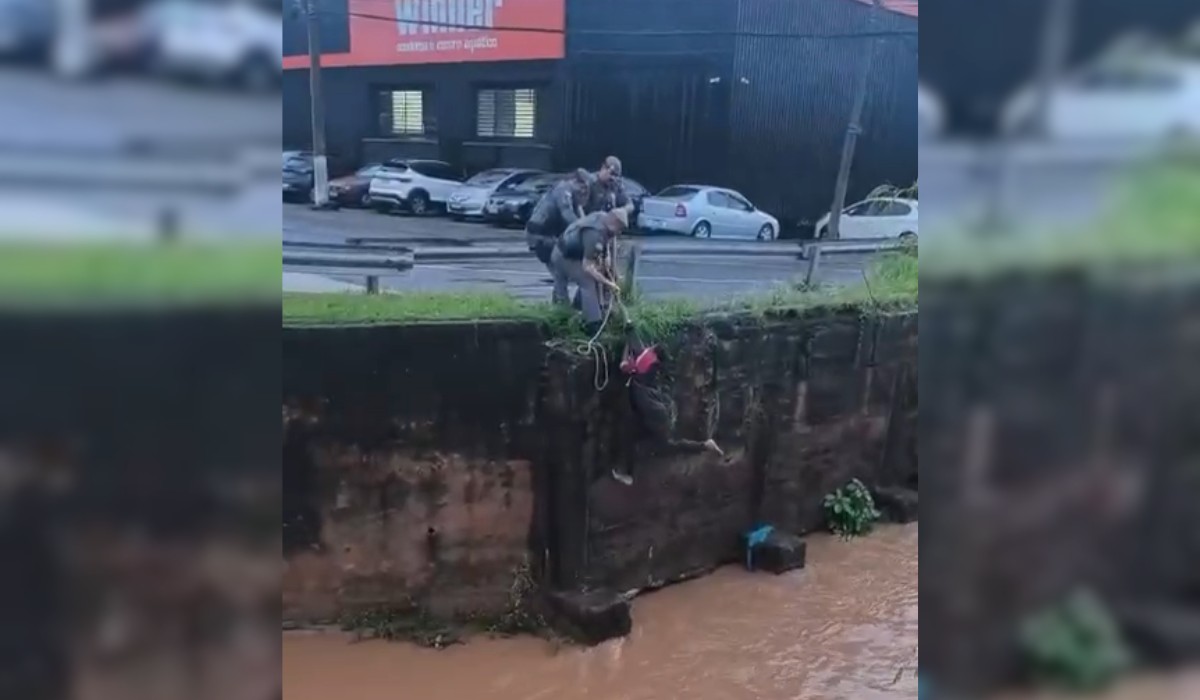 Mulher é resgatada por policiais após se desequilibrar e cair em córrego no interior de SP