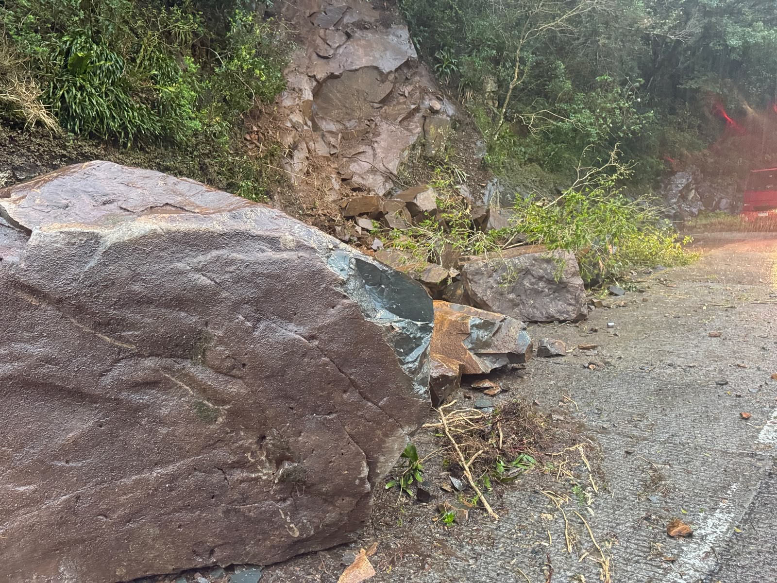 Ponto turístico de SC, Serra do Rio do Rastro é interditada após rochas despencarem na pista; VÍDEO