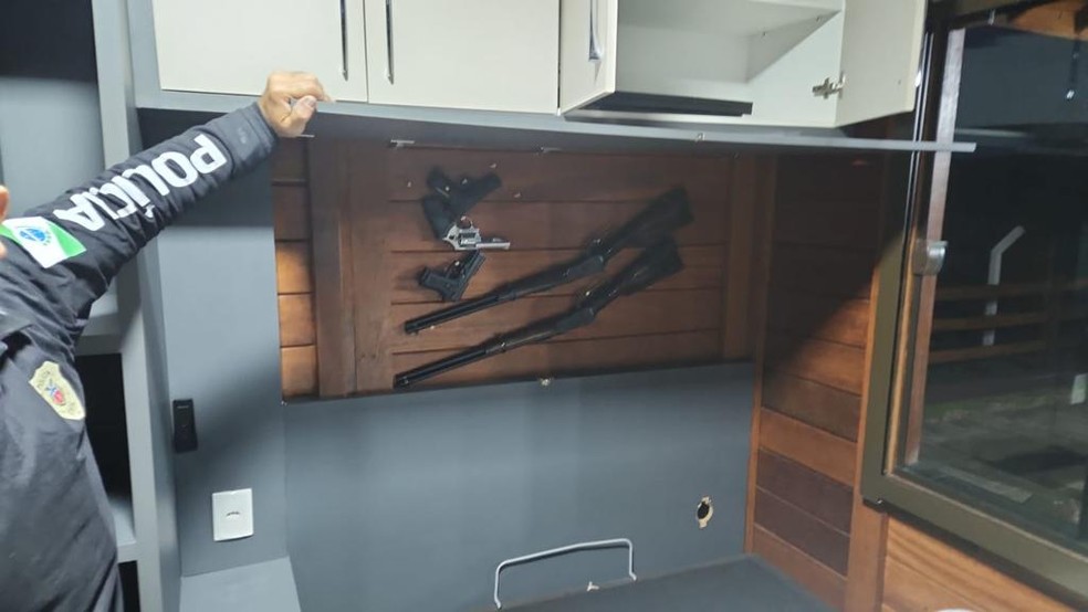 Em uma das operações, polícia do Paraná encontrou armas na casa de suspeito — Foto: PC-PR