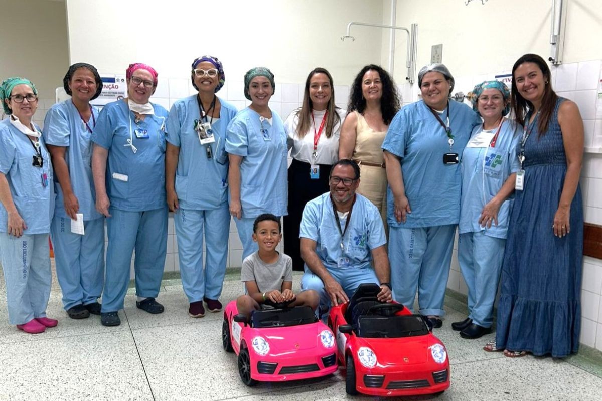Hospital da Unicamp troca maca por carrinhos para reduzir medo de crianças antes de cirurgias