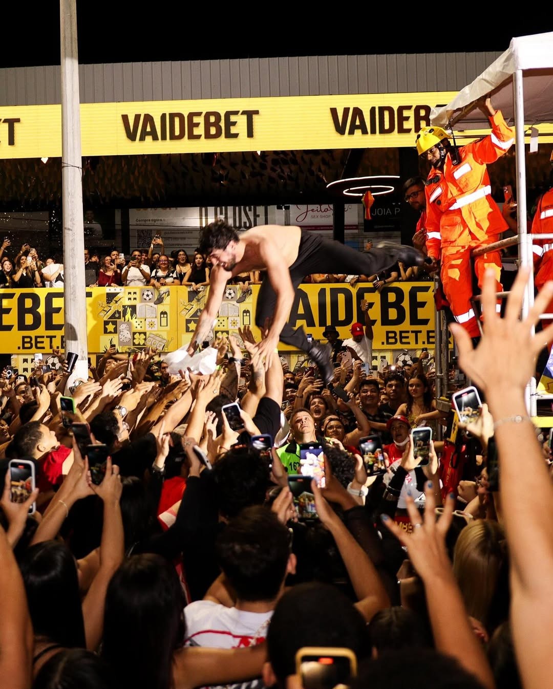 Nattanzinho se joga nos braços do público durante show no Mossoró Cidade Junina