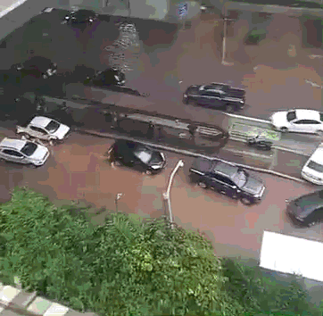 Vídeo: Carros e ônibus boiam no túnel do Anhangabaú