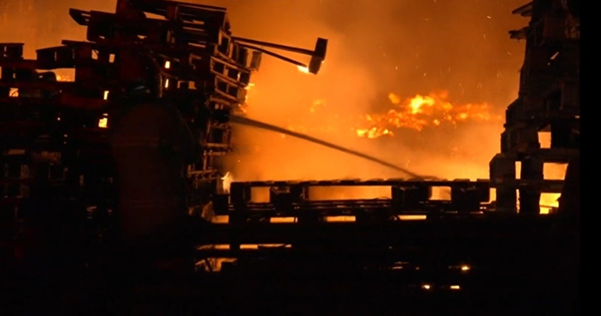 Incêndio atinge depósito de pallets na BR-101 em João Pessoa