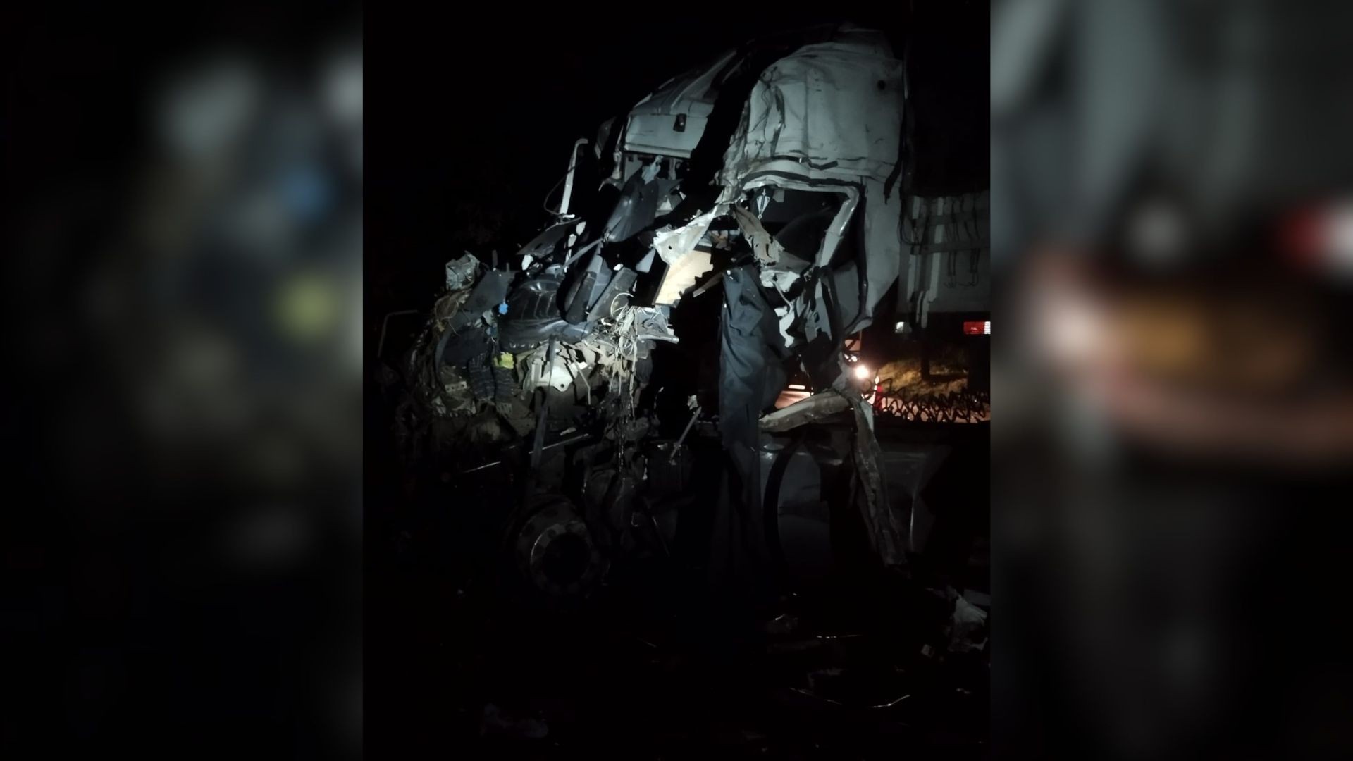 Carreta cai em buraco, motorista perde controle e morre em acidente na BR-153 em MG