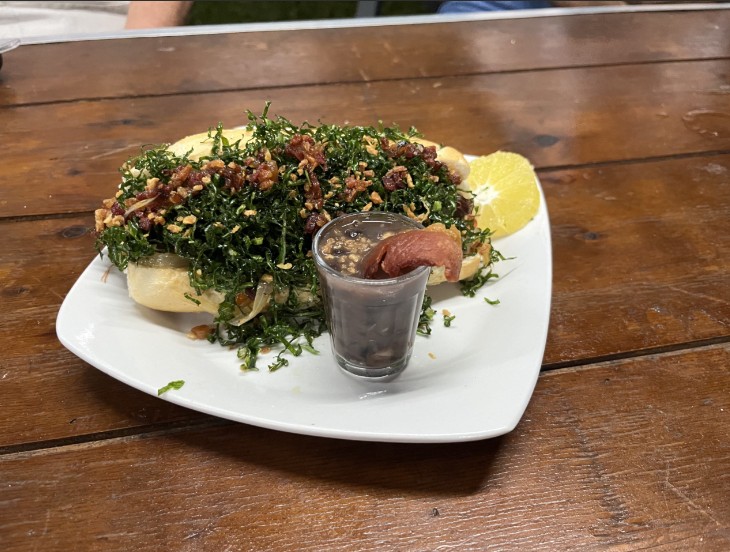 Cachorro-quente de feijoada: conheça o prato que viralizou e atrai gente à Ilha, com direito a couve crispy e 'shot' de caldinho