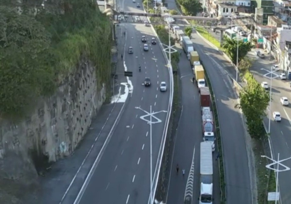 Implantação de novo sistema de acesso ao Porto de Salvador provoca 6 km de fila de caminhões