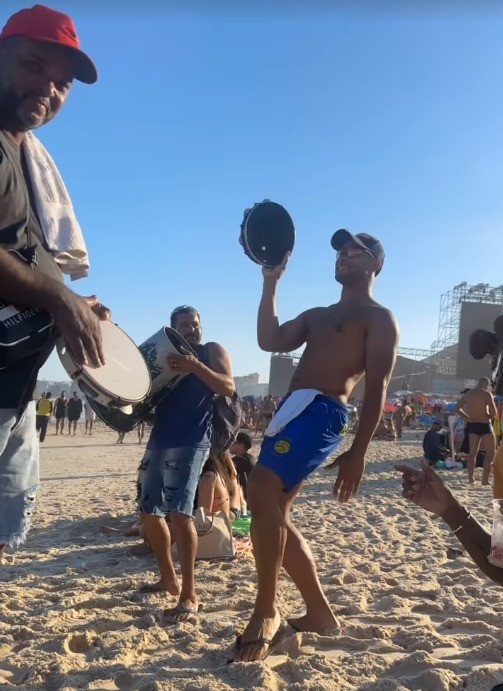 Bailarino de Madonna toca pandeiro e samba ao som de Jorge Aragão na Praia de Copacabana; VÍDEO