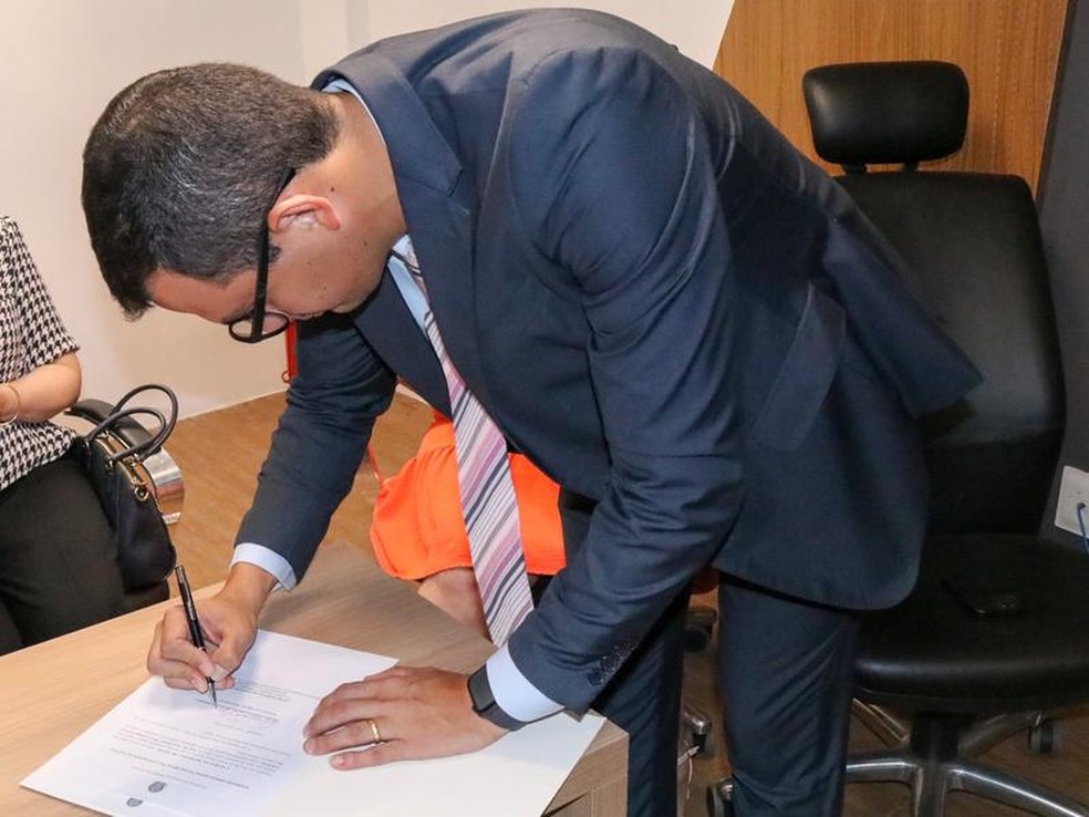 Presidente da Fundação Municipal de Teresina, Ari Ricardo, também assinou pacto nacional pela consciência vacinal — Foto: Divulgação/FMS
