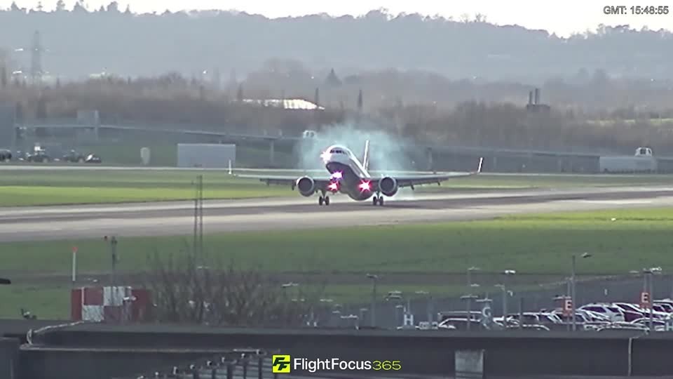 VÍDEO: Ventos fortes fazem avião balançar e abortar pouso no maior aeroporto do Reino Unido