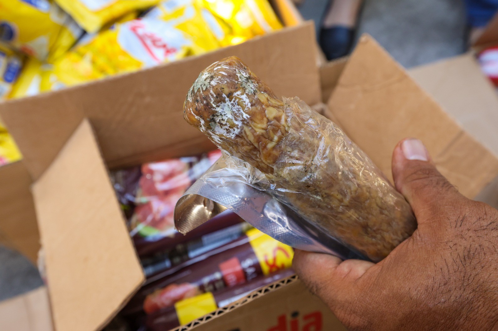 Mais de 250 produtos fora do prazo de validade são apreendidos durante fiscalização no Centro de Manaus