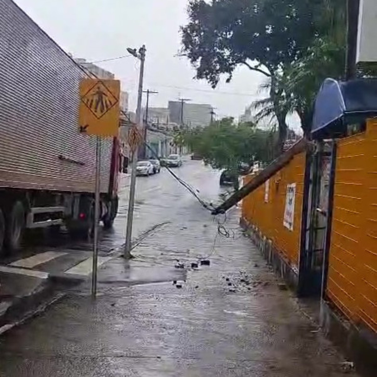 Carreta enrosca em fiação e derruba poste no centro de saúde do Jardim Magnólia, em Campinas