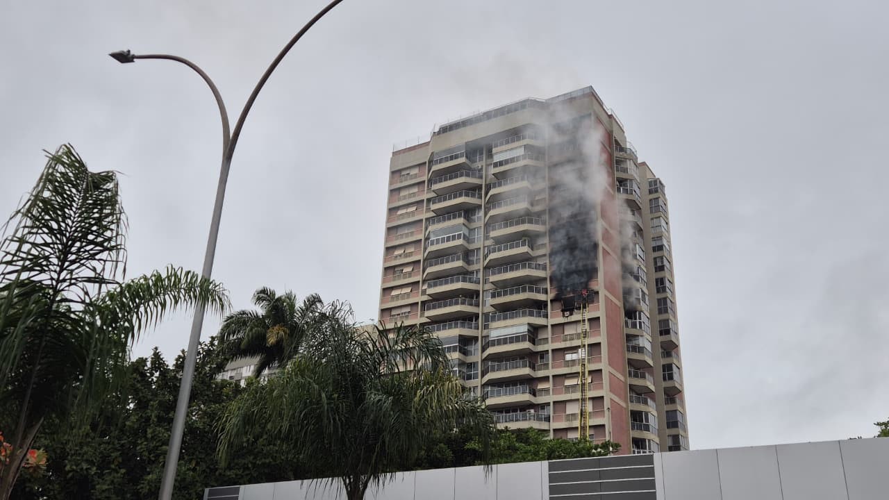 Incêndio atinge apartamento em prédio na Barra da Tijuca