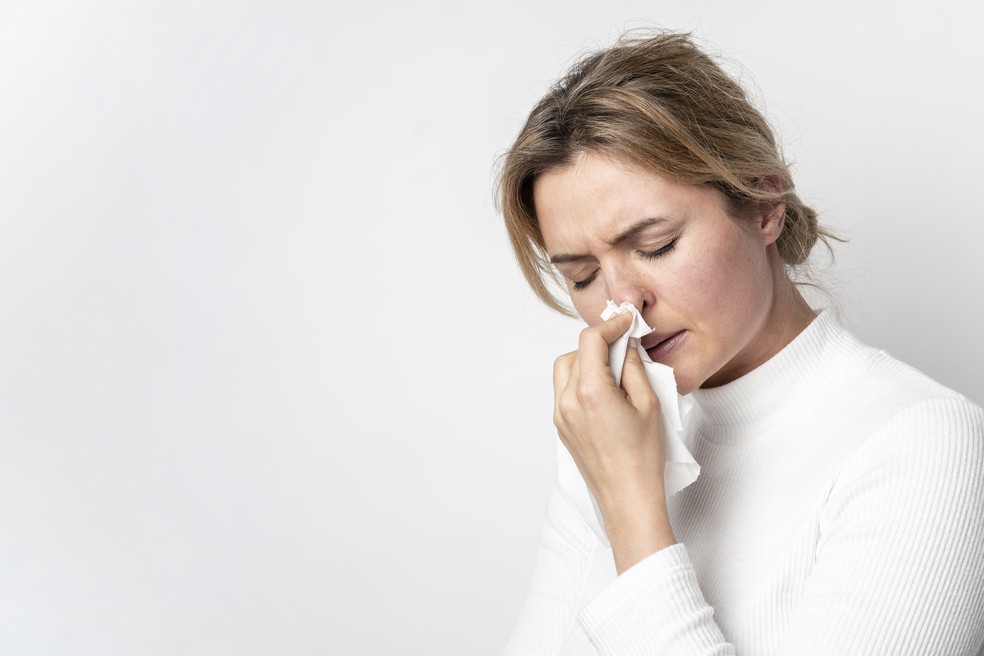 Pessoas com problemas respiratórios, como asma e rinite, podem ter piora nos sintomas por conta da presença de mofo no ambiente — Foto: Freepik