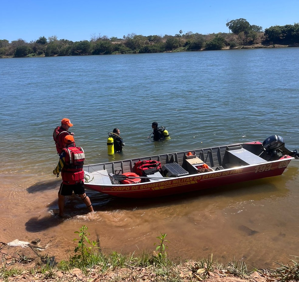 Mergulhadores auxiliam buscas por carpinteiro que desapareceu durante pescaria no Rio Parnaíba em Floriano (PI) — Foto: Isabela Leal/ g1 Piauí