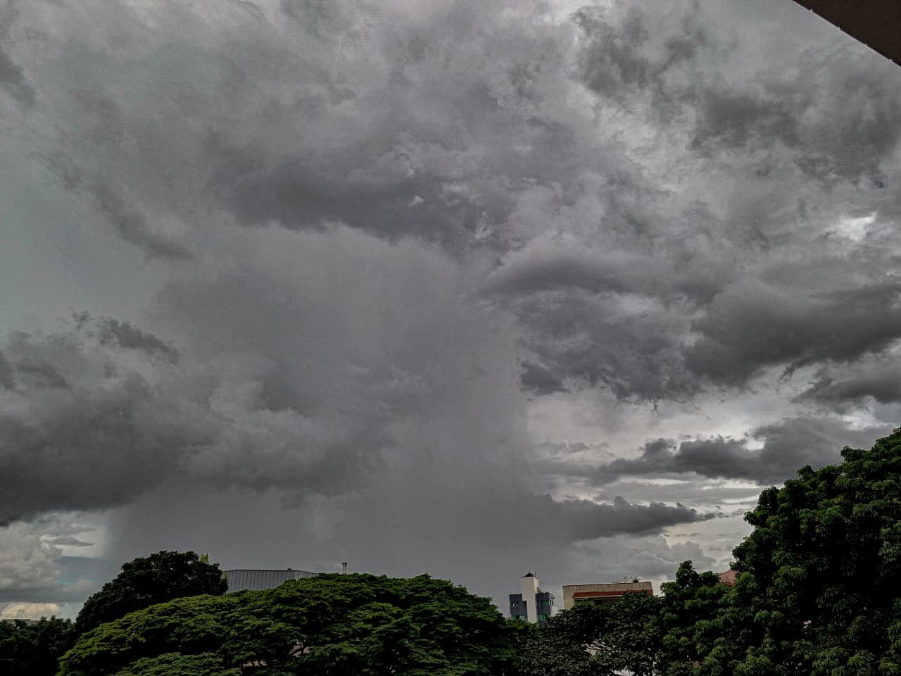 Defesa Civil emite alerta para possibilidade de granizo e chuva forte em BH