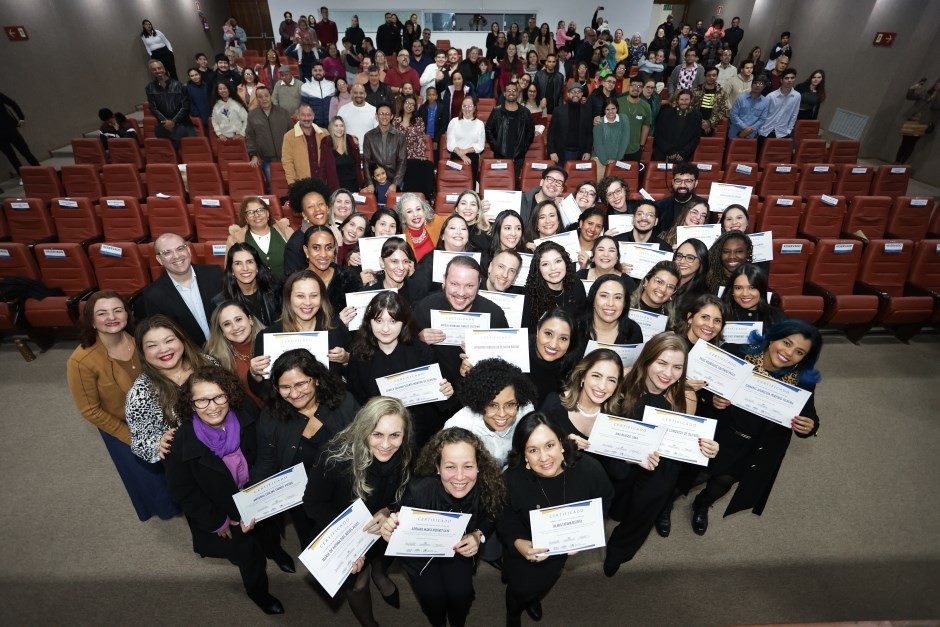 Professores celebram formatura na Escola de Formação