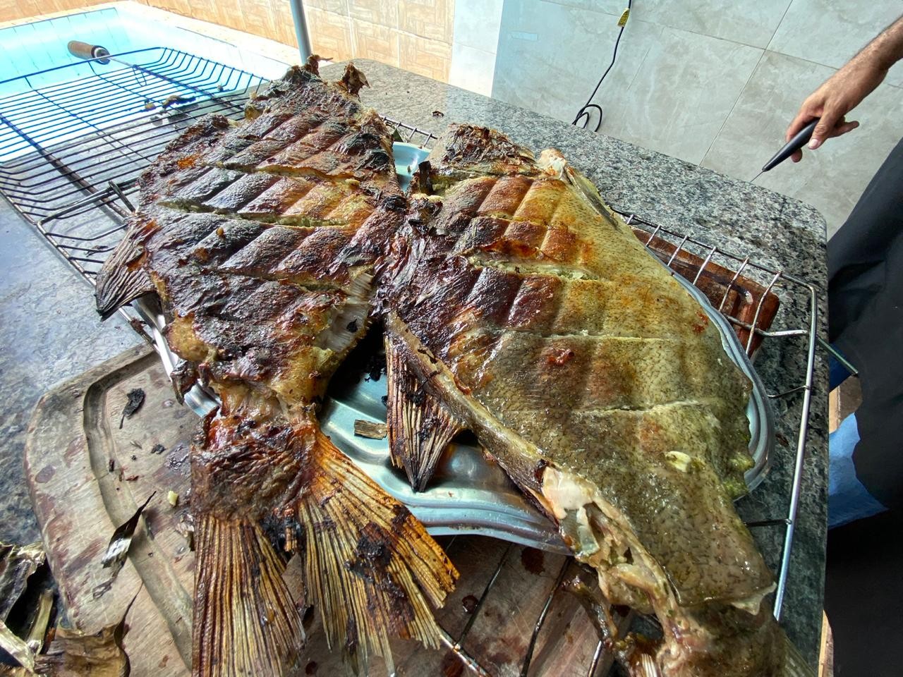 Receita de família: irmãos ensinam preparo de tambacu recheado com farofa