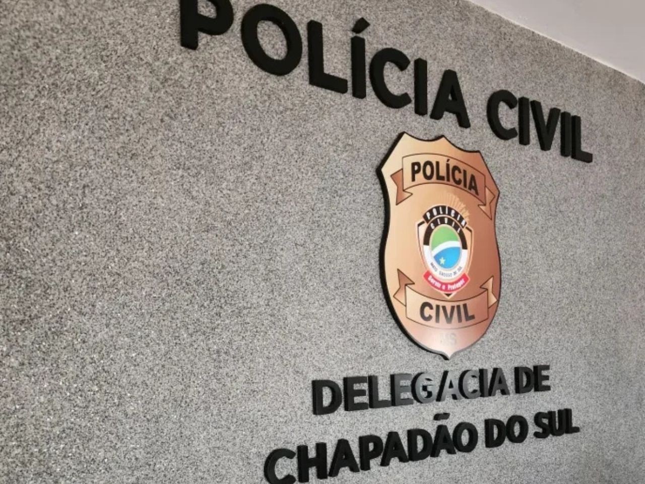 Suspeito obriga adolescente de 12 anos a esconder arma de assassinato para tentar escapar da polícia 