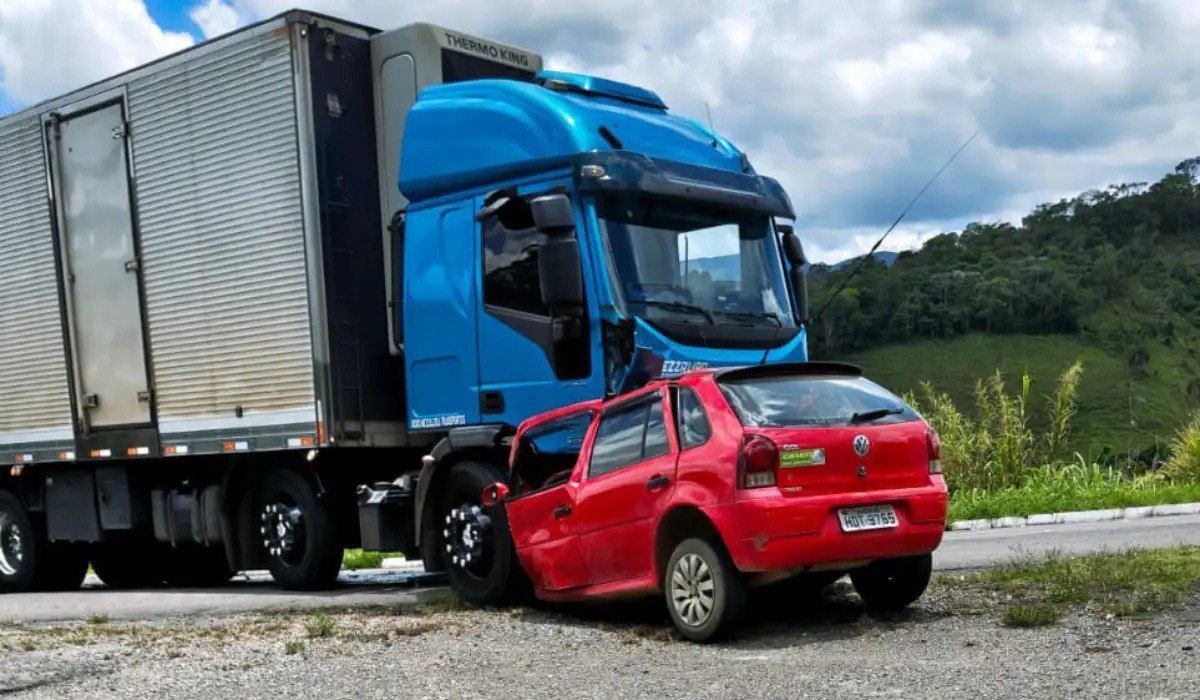 Ocupantes de carro morrem após batida com caminhão na BR-267 em MG