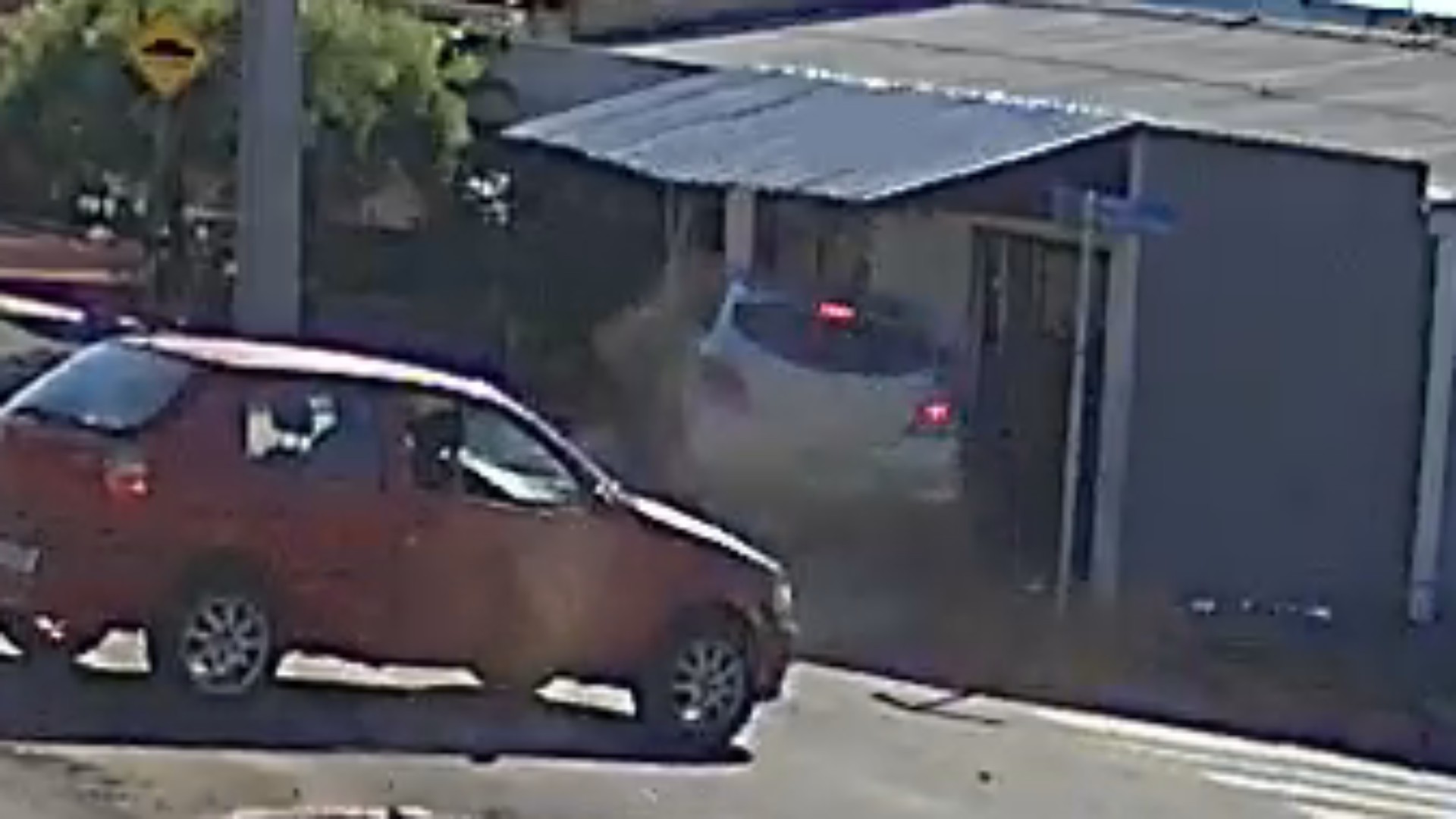 Carro fica desgovernado após acidente, invade calçada e mata homem atropelado, no Paraná