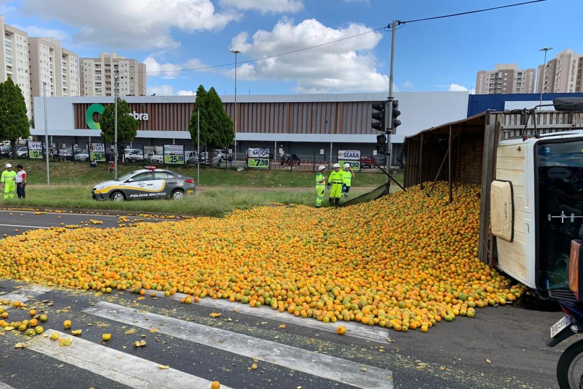Carreta que transportava laranjas tomba em rodovia de Limeira