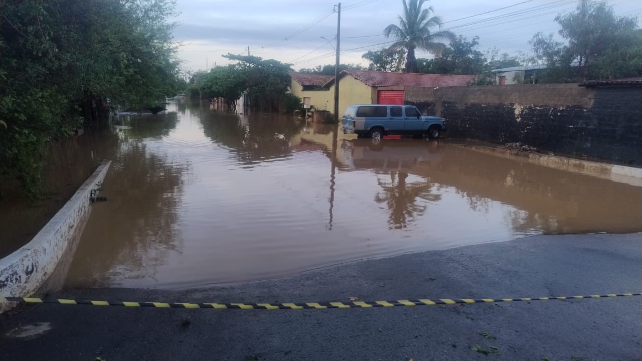 Temporal provoca queda de árvores, postes e alagamentos em Capitão Enéas