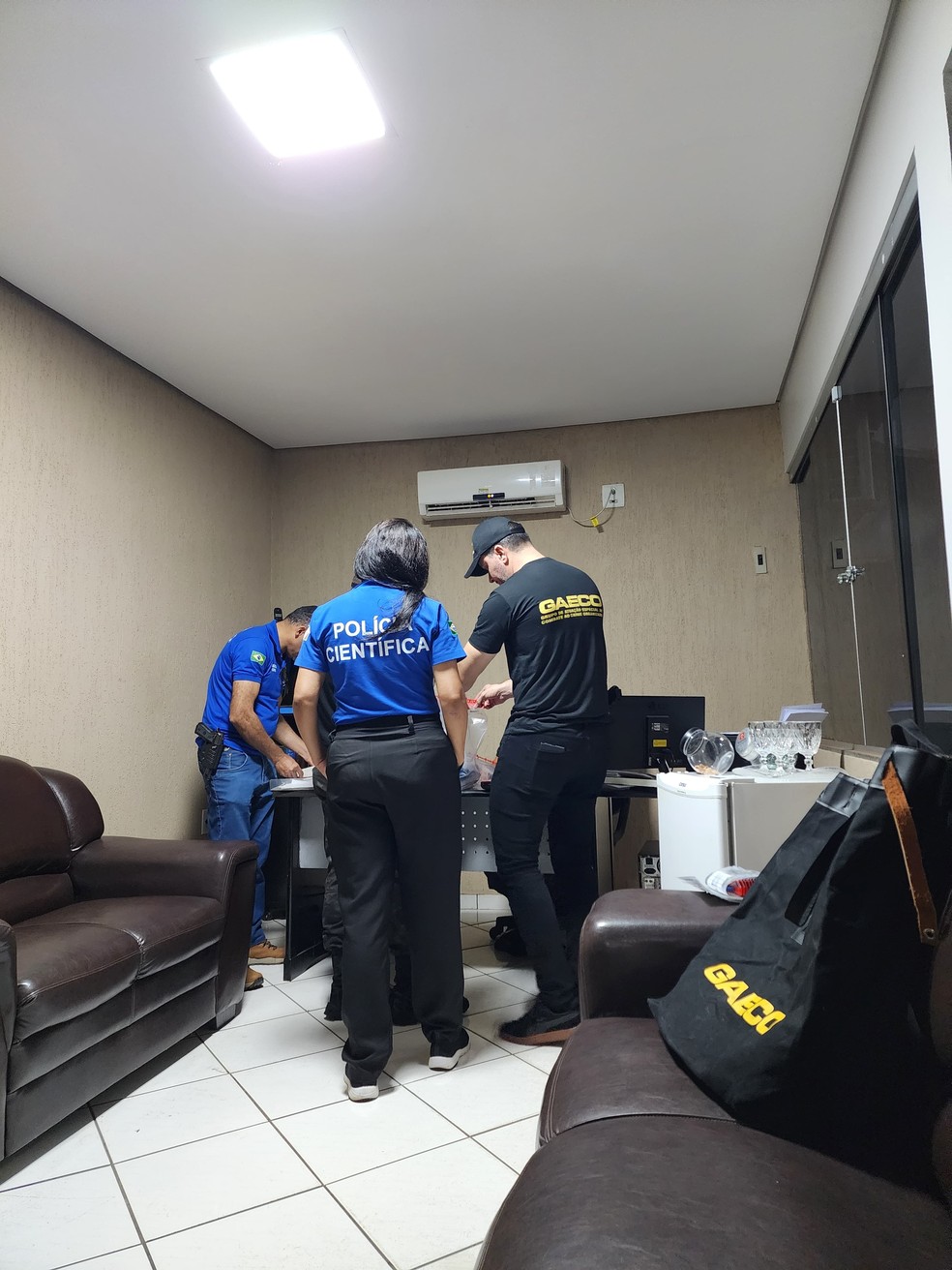 Gaeco e Polícia Civil cumprindo mandado de busca em Araguaína — Foto: MPTO/Divulgação
