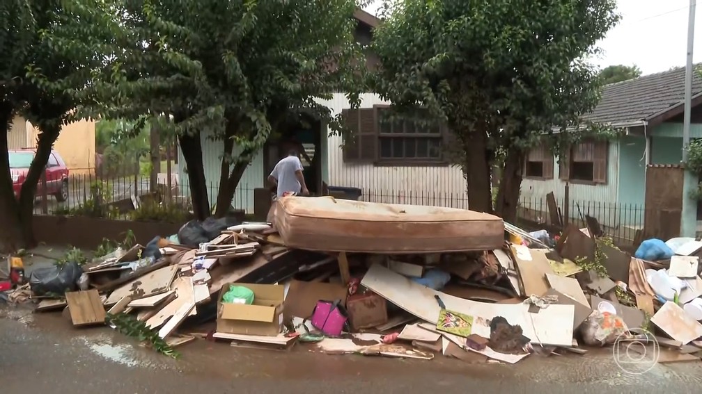 Móveis de moradores de Estrela (RS) viraram entulho — Foto: Jornal Nacional/Reprodução