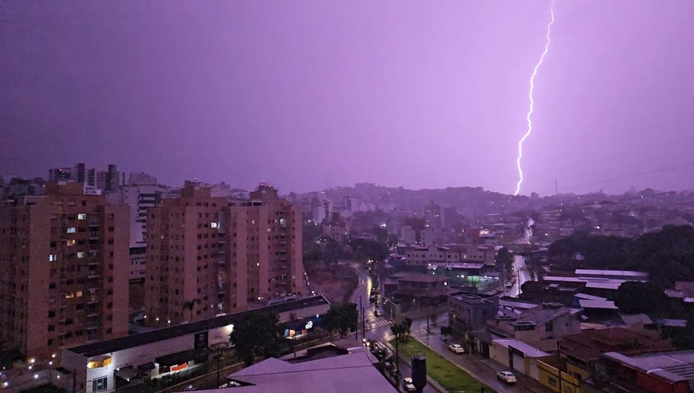 Sequência de raios durante temporal — Foto: Antonio Araujo