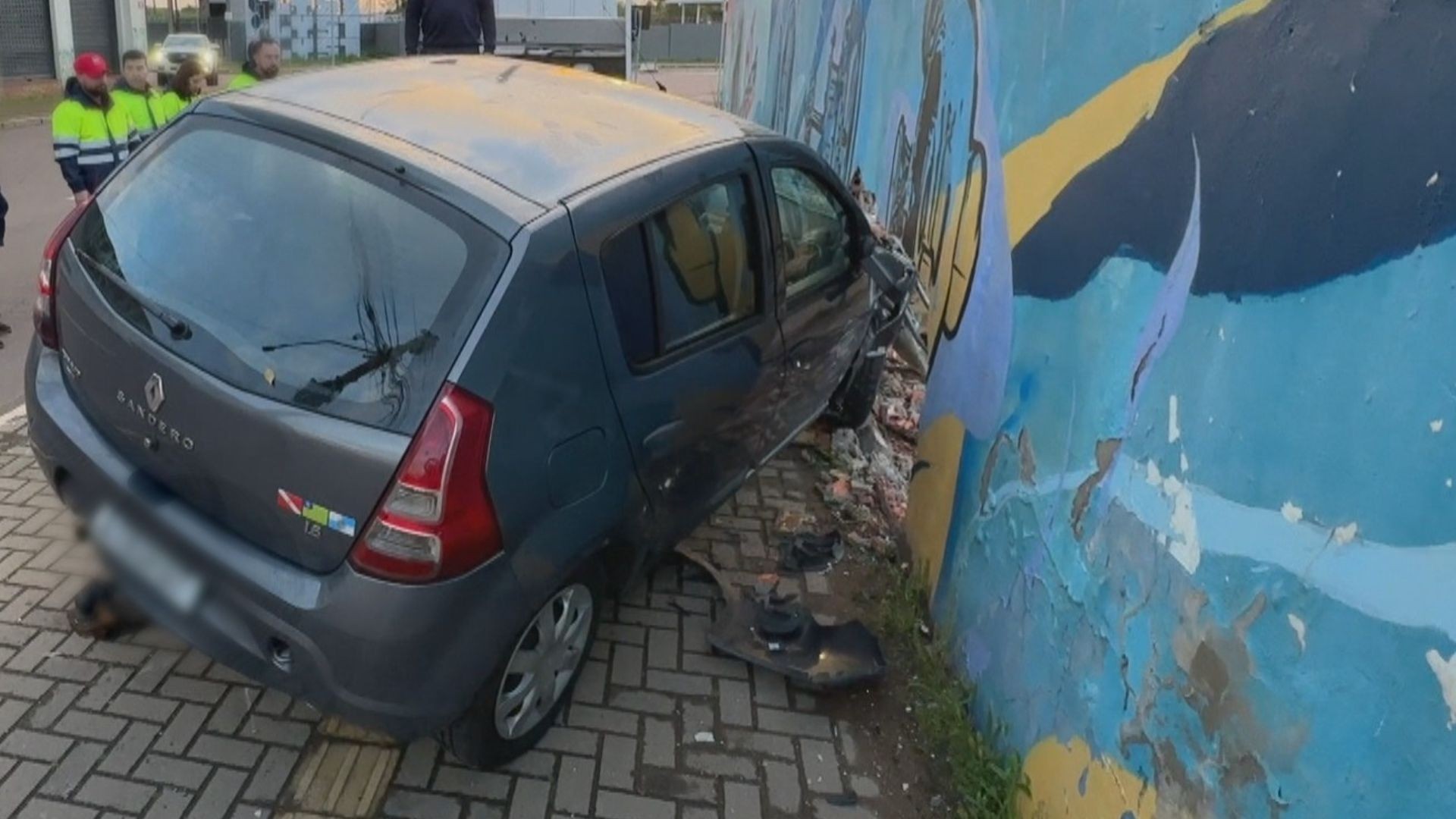 Carro vai parar 'dentro' de muro em acidente na Zona Norte de Porto Alegre