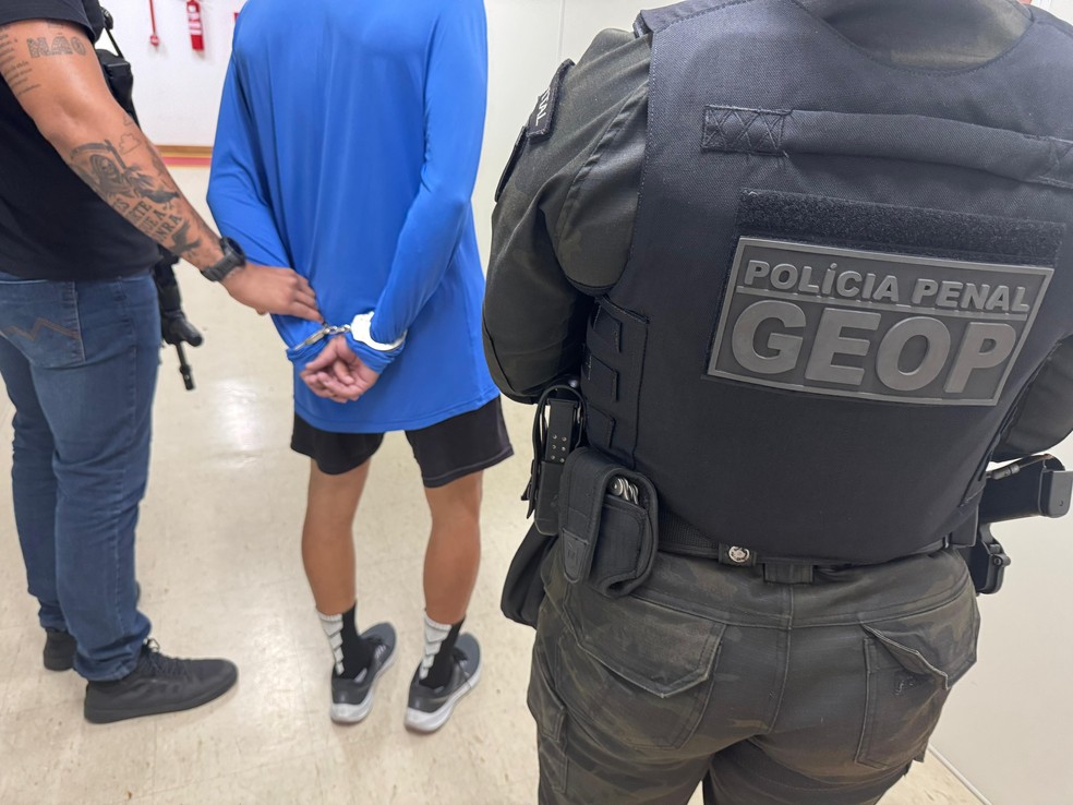 Homem é preso após falsificar documentos e fazer abdominais no para candidato do concurso da Polícia Penal durante TAF na Bahia — Foto: Hildazio Santana - Nucom/Seap
