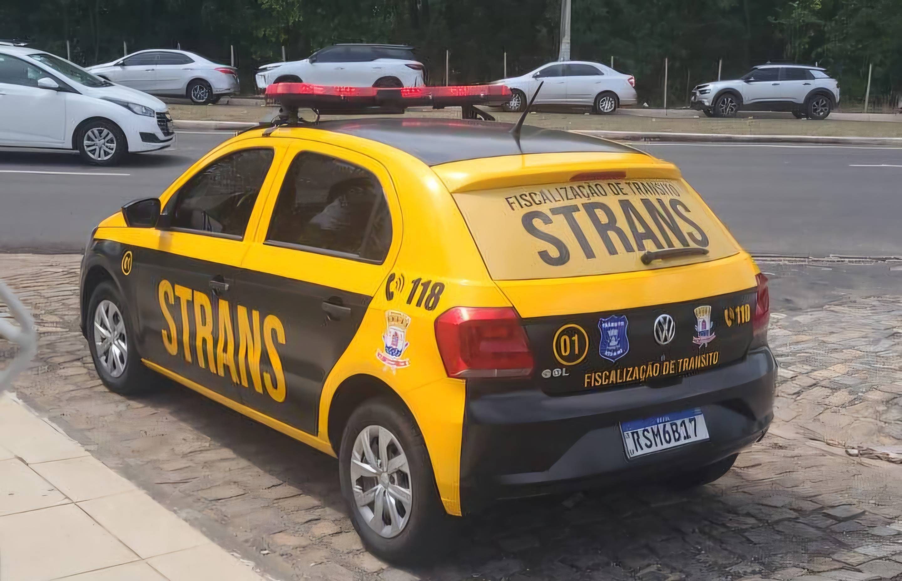 Servidor da Strans que continua foragido dava ordens para terceirizados apagarem multas; bilhetes eram usados, diz delegado