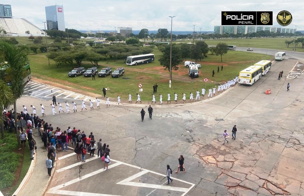 Presos deixam presídio no segundo "saidão" de 2023, no DF — Foto: Seape