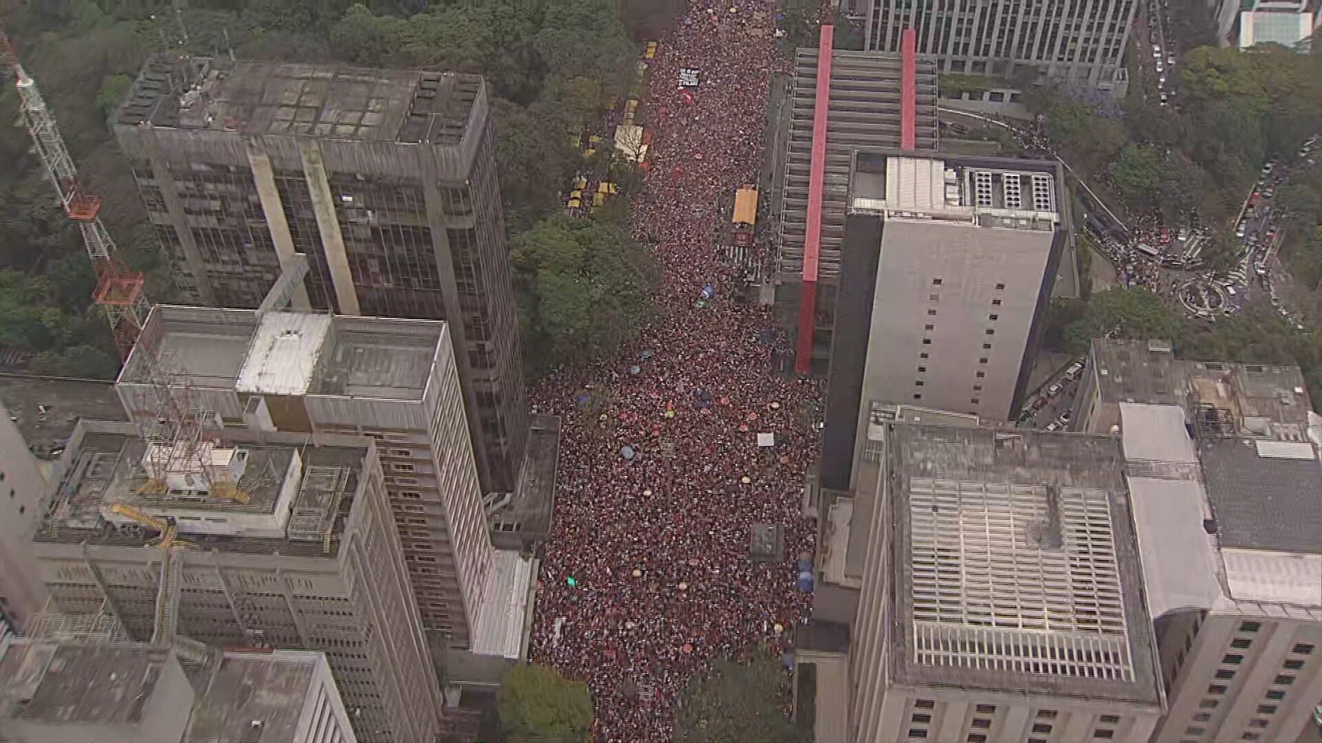 Lula faz ato de campanha com aliados políticos e apoiadores na Avenida Paulista em SP