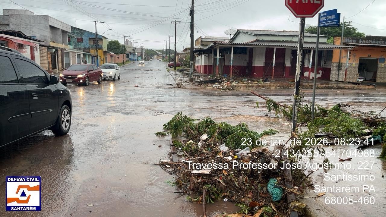 Água da chuva alaga casas, derruba muro e arrasta lixo entupindo bueiros em Santarém 