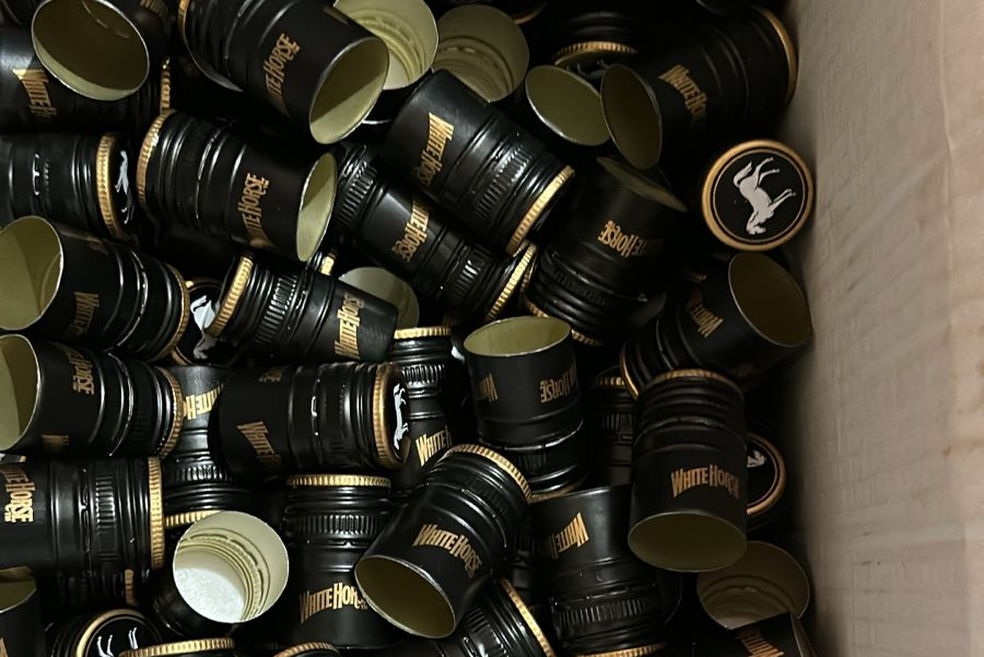 Meterial usado para falsificar bebidas alcoólicas foi apreendido pela Polícia Civil — Foto: Divulgação/Polícia Civil