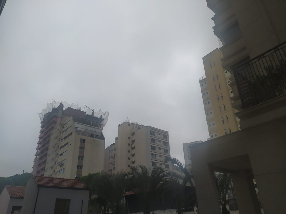 Céu no Centro da capital paulista amanheceu nublado neste domingo (19) — Foto: Cíntia Acayaba/g1