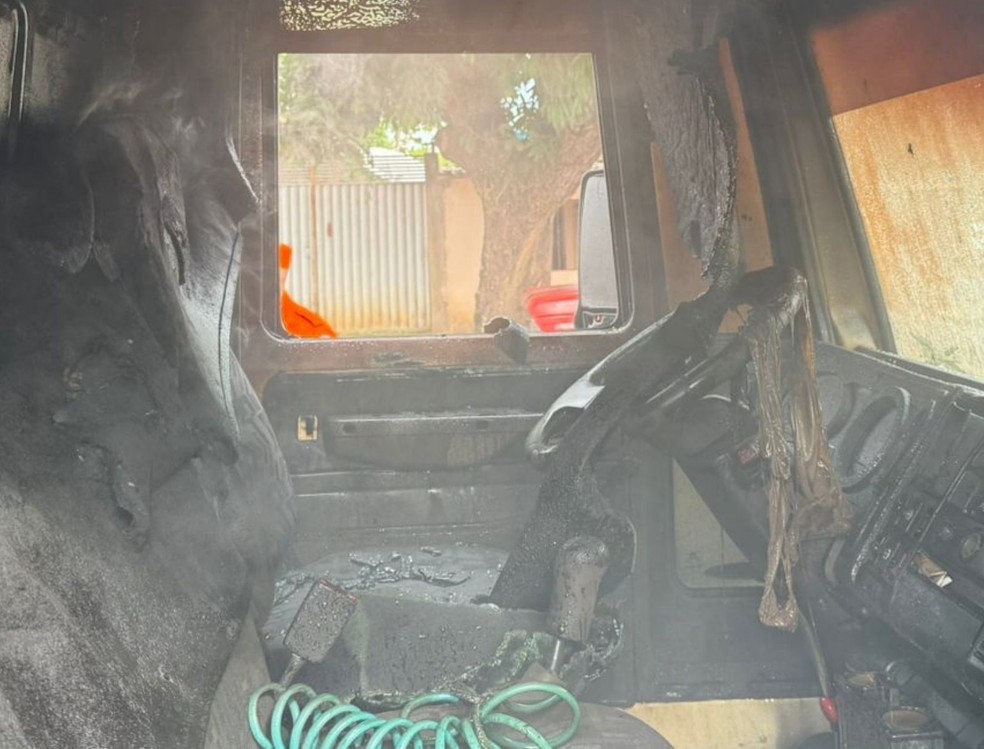Cabine de caminhão ficou destruído após incêndio em Rio Branco — Foto: Asscom/CBMAC