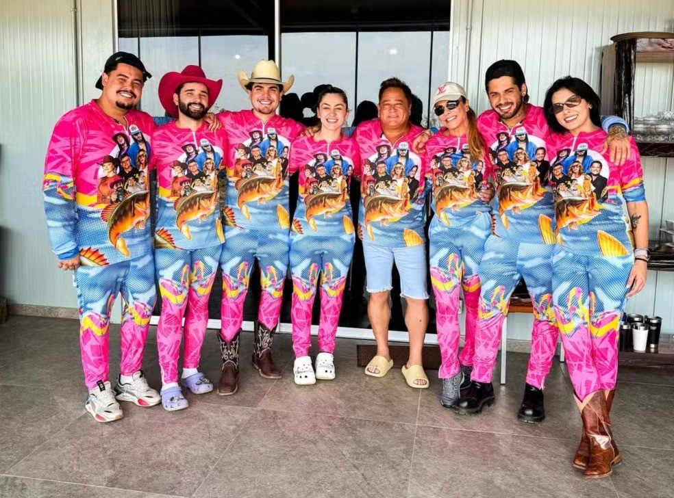 Zé Felipe e Ana Castela personalizam looks de pesca com familiares e amigos no Pantanal de MT — Foto: Instagram/reprodução
