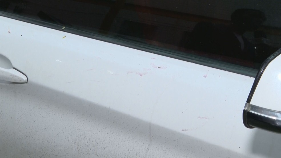 Mancha de vinho foi identificada na porta de carro apreendido — Foto: Reprodução/ TV Globo