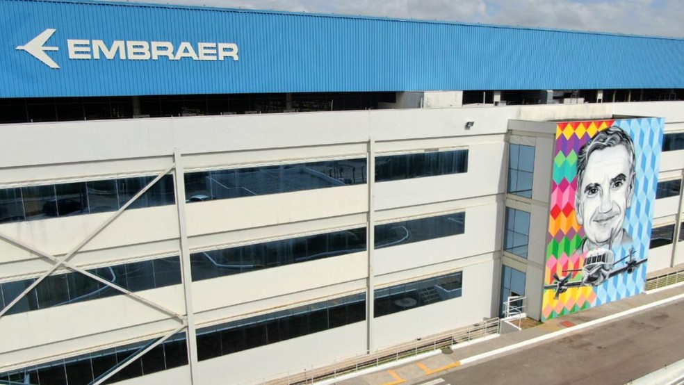 Embraer homenageia Ozires SIlva em sua principal unidade industrial — Foto: Divulgação/Embraer
