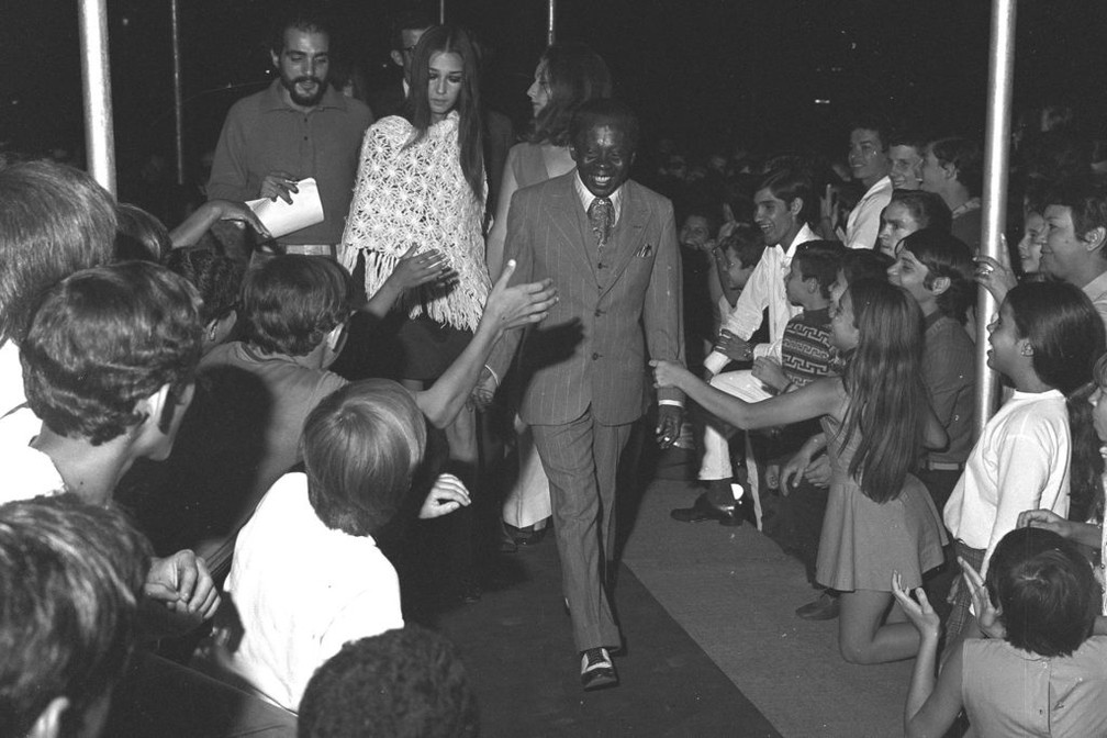 Chegada do Ator Grande Otelo na 5ª edição do Festival de Cinema de Brasília, em 1969 — Foto: Arquivo Público do DF / Fundo Fundação Cultural do DF