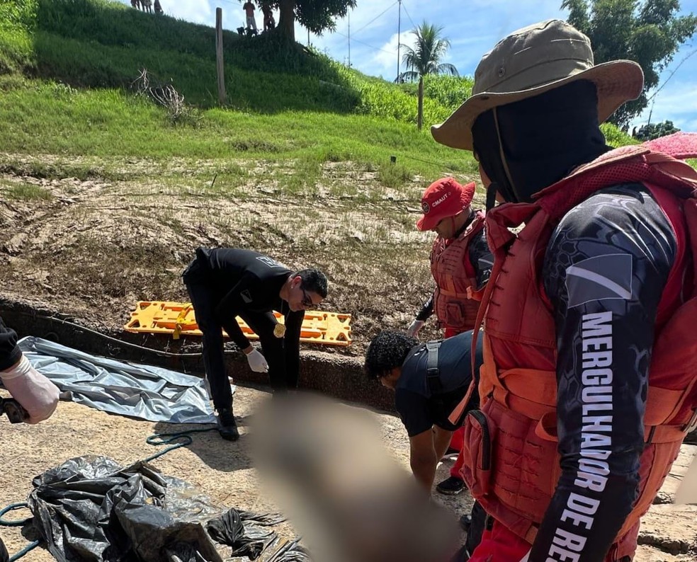 Corpo foi encontrado &agrave;s margens do Rio Acre, em Rio Branco &mdash; Foto: Asscom/Corpo de Bombeiros