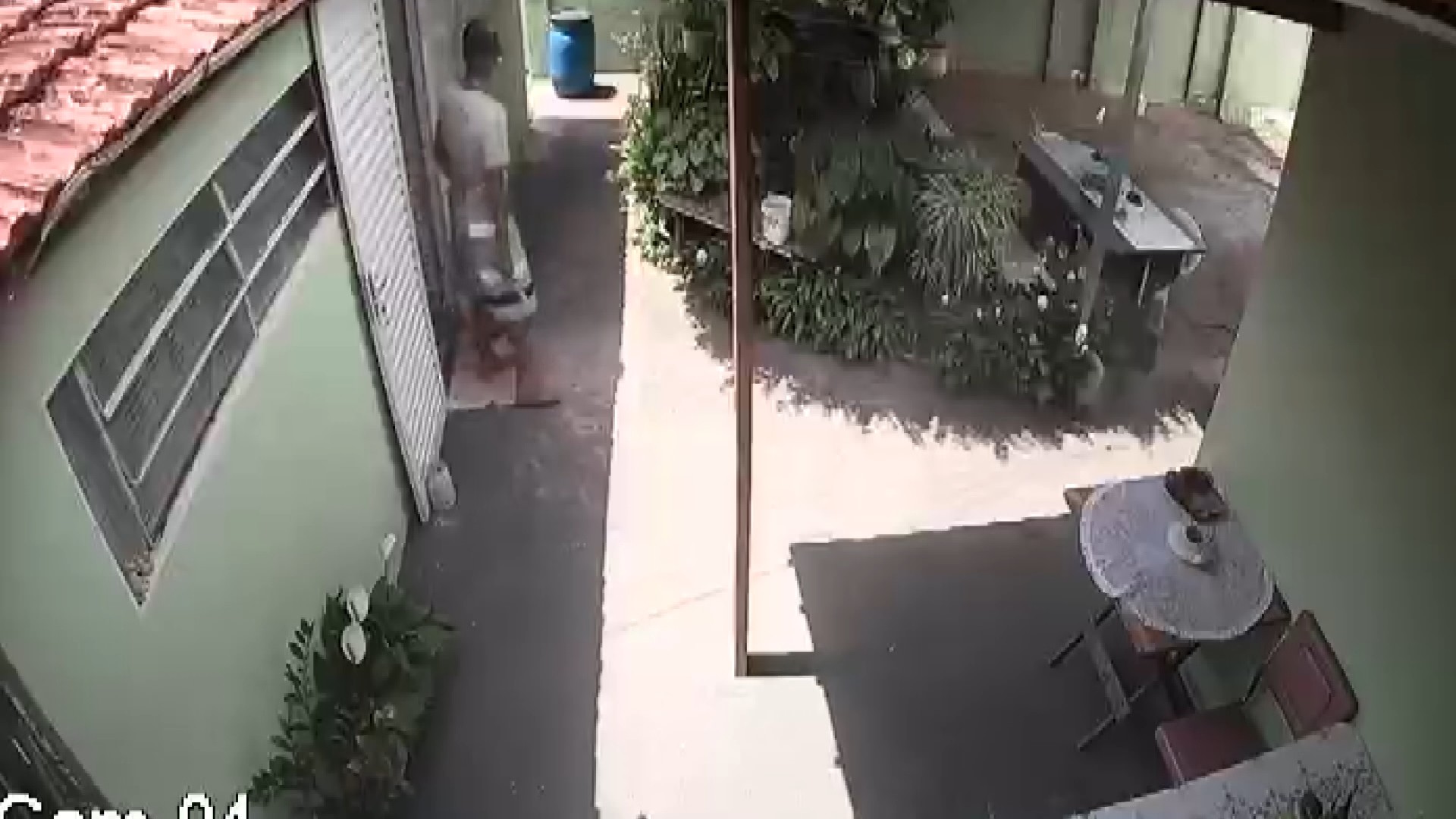 VÍDEO mostra ladrão com faca invadindo casa no interior de SP: 'dá um pânico', diz moradora